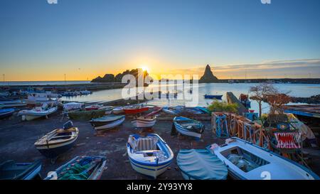 Porto, Aci Trezza, Catania, Sicilia, Italia, Mediterraneo, Europa Foto Stock