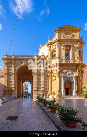 Porta Garibaldi e Chiesa dell'Addolorata, Marsala, Trapani, Sicilia, Italia, Mediterraneo, Europa Foto Stock