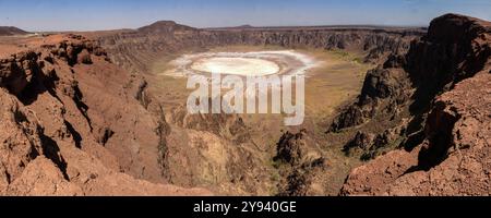 Cratere Wahban (caldera) nei monti Hejaz a nord-est di Jeddah, Arabia Saudita, Medio Oriente Foto Stock