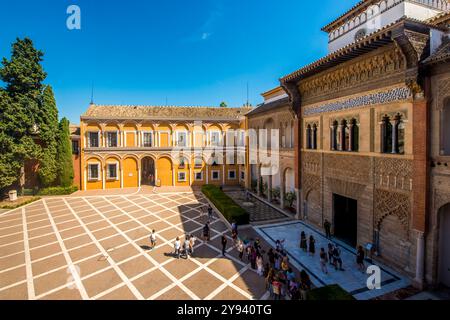 Cortile nel Real Alcazar (Palazzo reale) del X secolo, sito patrimonio dell'umanità dell'UNESCO, Siviglia, Andalusia, Spagna, Europa Foto Stock