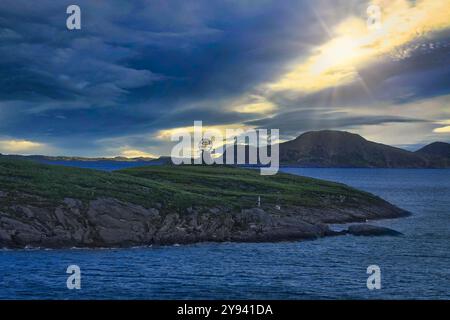 Mare di Norvegia, 12 settembre 2024 il monumento del Circolo Polare Artico , visto dalla sedia Captains sul ponte del Kong Harald, crociera Shipains ch Foto Stock