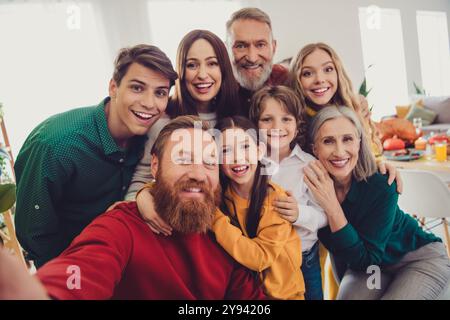 Foto di una famiglia allegra e piena scattate un selfie fotografico durante una riunione una cena per le vacanze buon umore divertirsi a casa in casa Foto Stock