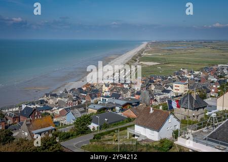 Ault, Francia - 09 15 2024: Vista panoramica delle ville, del molo, della spiaggia e del mare dal faro Foto Stock