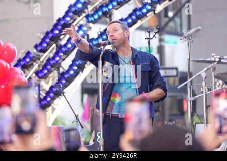 New York, Stati Uniti. 8 ottobre 2024. Il cantante Chris Martin insieme alla sua band Coldplay durante una performance in uno show televisivo al Rockefeller Plaza di New York, negli Stati Uniti, la mattina di martedì 8 ottobre 2024. Crediti: Brasile Photo Press/Alamy Live News Foto Stock