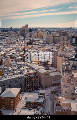 Vista aerea di Madrid, Spagna, coperta di neve, che mostra un tranquillo paesaggio urbano con caratteristiche architettoniche prominenti e tetti coperti di bianco, un Foto Stock