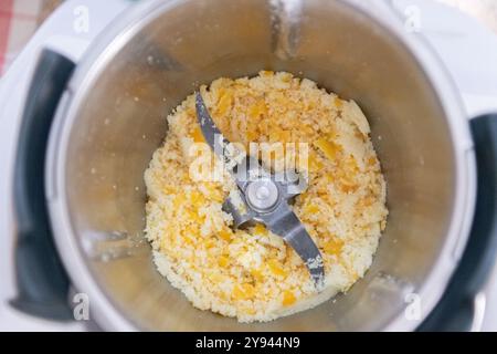 L'immagine cattura le fasi iniziali della preparazione di una torta dei tre Re, mostrando gli ingredienti miscelati in una ciotola in acciaio inossidabile Foto Stock