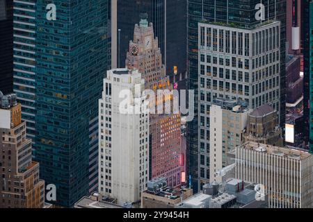 Vista aerea dei grattacieli di New York City caratterizzati da diversi stili architettonici, immersi nell'illuminazione al crepuscolo. L'immagine acquisisce l'intricata det Foto Stock