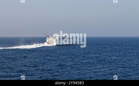 Il Jean de la Valette, un catamarano ad alta velocità passeggeri e traghetto per auto che parte da Malta a tutta velocità per la Sicilia. Foto Stock