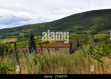 San Gimignano, Italia. 18 settembre 2023. Il pittoresco paesaggio e il villaggio di San Gimignano in Toscana, Italia. Foto di alta qualità Foto Stock