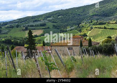 San Gimignano, Italia. 18 settembre 2023. Il pittoresco paesaggio e il villaggio di San Gimignano in Toscana, Italia. Foto di alta qualità Foto Stock