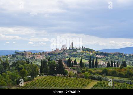 San Gimignano, Italia. 18 settembre 2023. Il pittoresco paesaggio e il villaggio di San Gimignano in Toscana, Italia. Foto di alta qualità Foto Stock