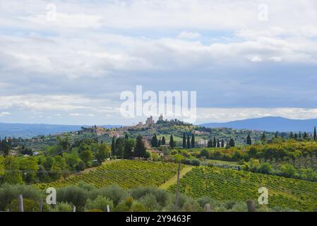 San Gimignano, Italia. 18 settembre 2023. Il pittoresco paesaggio e il villaggio di San Gimignano in Toscana, Italia. Foto di alta qualità Foto Stock