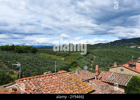 Vinci, Italia. 14 settembre 2024. Una vista panoramica del villaggio di Vinci, il luogo di nascita di Leonarda da Vinci. Foto di alta qualità Foto Stock