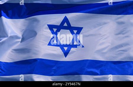 La bandiera di Israele fluttua nel vento Foto Stock