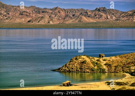 Bahia Concepcion, baia del Golfo di California (Mare di Cortez), camper presso palapa sulla spiaggia, stato della Baja California Sur, Messico Foto Stock