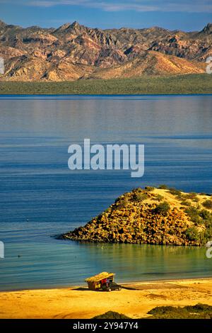 Bahia Concepcion, baia del Golfo di California (Mare di Cortez), camper presso palapa sulla spiaggia, stato della Baja California Sur, Messico Foto Stock