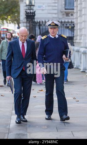 Londra, Inghilterra, Regno Unito. 8 ottobre 2024. Capo dello staff della difesa ammiraglio Sir Tony Radakin KCB ADC e John Healey, segretario alla difesa che arriva all'ufficio del Gabinetto credito: Richard Lincoln/Alamy Live News Foto Stock