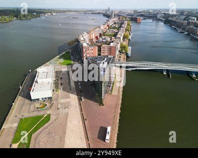 L'Hotel Jakarta di Amsterdam è un hotel a 4 stelle unico ed ecologico che offre un'esperienza lussuosa e sostenibile. Situato sul fiume IJ, nel cuore della città Foto Stock