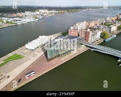 L'Hotel Jakarta di Amsterdam è un hotel a 4 stelle unico ed ecologico che offre un'esperienza lussuosa e sostenibile. Situato sul fiume IJ, nel cuore della città Foto Stock