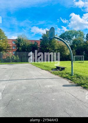 Sfondo di un campo da basket vuoto. Foto di alta qualità Foto Stock