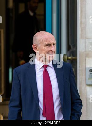 Londra, Inghilterra, Regno Unito. 8 ottobre 2024. John Healey, Segretario alla difesa, visto lasciare l'ufficio del Gabinetto dopo aver incontrato credito: Richard Lincoln/Alamy Live News Foto Stock