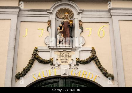 Belgio, Fiandre, Bruges, Wijngaardplein, 1776 cancello d'ingresso alla comunità di Begijnhuisje Foto Stock