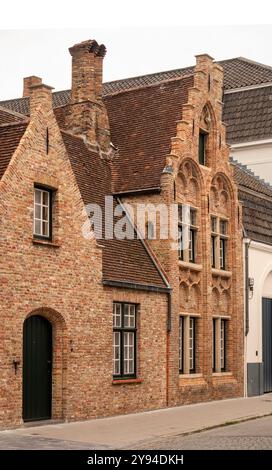 Belgio, Fiandre, Bruges, Nieuwe Gentweg, storica casa suburbana costruita in mattoni Foto Stock