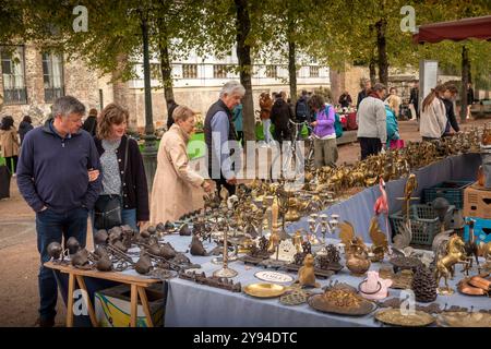 Belgio, Fiandre, Bruges, Dijver, clienti del mercato delle pulci del fine settimana Foto Stock