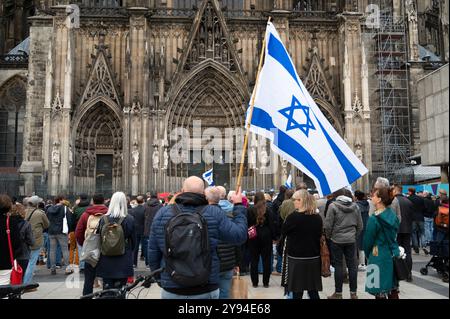 Protesta palestinese israeliana a Colonia, Germania, 07.10.2024, conflitto di guerra tra ebrei e musulmani, ricordando le vittime e gli ostaggi del terrore Foto Stock