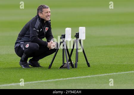 PONTYCLUN, GALLES - 7 OTTOBRE 2024: Allenatore di performance del Galles Ryland Morgans durante una sessione di allenamento del Galles presso il vale Resort in vista della UEFA 2025 Foto Stock