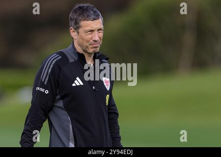 PONTYCLUN, GALLES - 7 OTTOBRE 2024: Allenatore di performance del Galles Ryland Morgans durante una sessione di allenamento del Galles presso il vale Resort in vista della UEFA 2025 Foto Stock