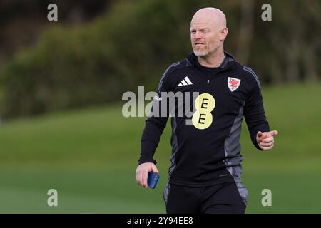 PONTYCLUN, GALLES - 7 OTTOBRE 2024: Il fisioterapista del Galles Sean Connelly durante una sessione di allenamento gallese presso il vale Resort davanti al National UEFA 2025 Foto Stock