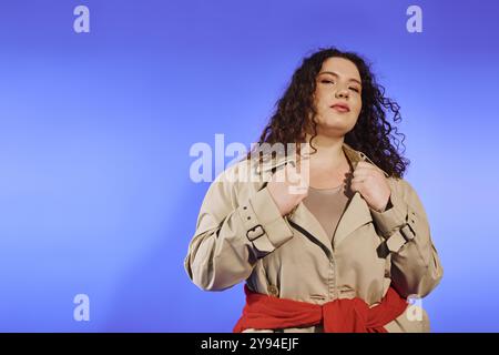 Una donna più grande e sicura di sé mette in mostra il suo stile unico con il suo fascino e il suo fascino sotto una luce brillante. Foto Stock