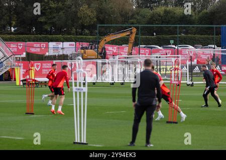 PONTYCLUN, GALLES - 7 OTTOBRE 2024: Estensione della struttura del Galles durante una sessione di allenamento gallese presso il vale Resort in vista della UEFA Nations League 2025 Foto Stock