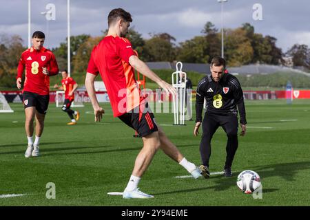 PONTYCLUN, GALLES - 7 OTTOBRE 2024: Il massaggiatore gallese Ben Davies e il massaggiatore gallese Chris Senior durante una sessione di allenamento gallese presso il vale Resort in vista del Foto Stock