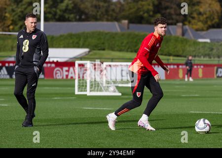 PONTYCLUN, GALLES - 7 OTTOBRE 2024: Neco Williams del Galles e Craig Bellamy, National Team Manager del Galles durante una sessione di allenamento gallese presso la vale Re Foto Stock