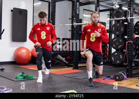 PONTYCLUN, GALLES - 7 OTTOBRE 2024: Rhys Norrington-Davies e Nathan Broadhead del Galles durante una sessione di allenamento gallese presso il vale Resort Ahead Foto Stock