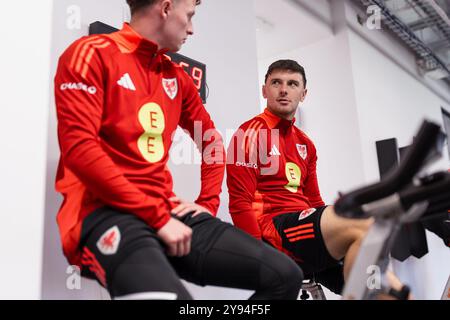 PONTYCLUN, GALLES - 7 OTTOBRE 2024: Nathan Broadhead del Galles e Mark Harris del Galles durante una sessione di allenamento gallese presso il vale Resort in vista del 202 Foto Stock