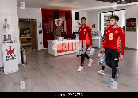 PONTYCLUN, GALLES - 7 OTTOBRE 2024: Neco Williams e Brennan Johnson del Galles durante una sessione di allenamento gallese presso il vale Resort davanti ai 20 Foto Stock