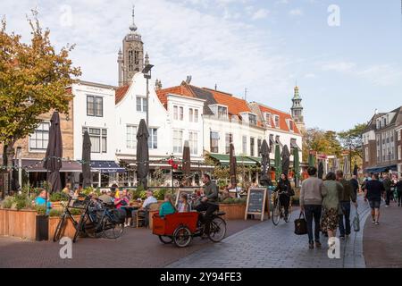 La gente cammina e pedala nel piacevole centro di Middelburg, nella provincia della Zelanda. Foto Stock