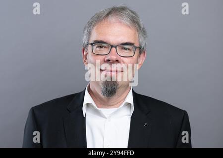 Dresda, Germania. 1 ottobre 2024. Marko Winter (AfD), membro del parlamento statale, si trova nel foyer del parlamento statale. Crediti: Sebastian Kahnert/dpa/Alamy Live News Foto Stock