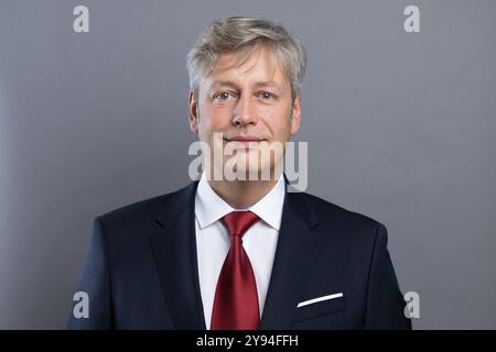 Dresda, Germania. 1 ottobre 2024. Albrecht Pallas (SPD), membro del parlamento statale, si trova nel foyer del parlamento statale. Crediti: Sebastian Kahnert/dpa/Alamy Live News Foto Stock