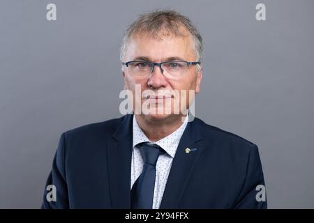 Dresda, Germania. 1 ottobre 2024. Ronald Pohle (CDU), membro del parlamento statale, si trova nel foyer del parlamento statale. Crediti: Sebastian Kahnert/dpa/Alamy Live News Foto Stock