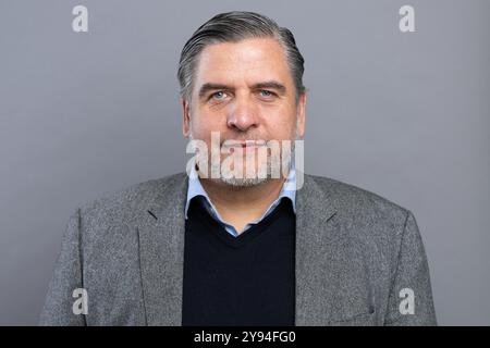 Dresda, Germania. 1 ottobre 2024. Lutz Richter (BSW), membro del parlamento statale, si trova nel foyer del parlamento statale. Crediti: Sebastian Kahnert/dpa/Alamy Live News Foto Stock