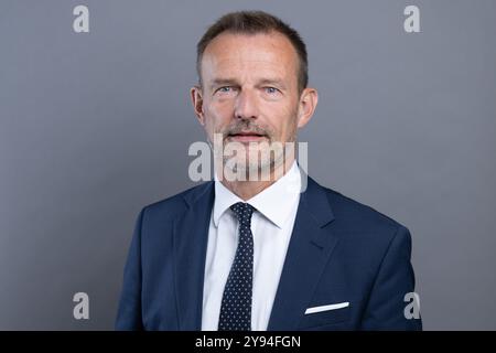 Dresda, Germania. 1 ottobre 2024. Jörg Scheibe (BSW), membro del parlamento statale, si trova nel foyer del parlamento statale. Crediti: Sebastian Kahnert/dpa/Alamy Live News Foto Stock