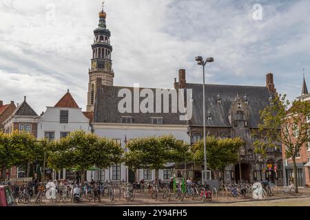 Centro città di Middelburg con la Torre dell'Abbazia - Lange Jan, sullo sfondo. Foto Stock