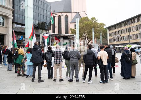 Protesta palestinese israeliana a Colonia, Germania, 07.10.2024, conflitto di guerra tra ebrei e musulmani, ricordando le vittime e gli ostaggi del terrore Foto Stock