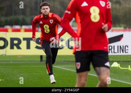 PONTYCLUN, REGNO UNITO. 8 ottobre 2024. Neco Williams del Galles durante una sessione di allenamento gallese presso il vale Resort in vista della partita UEFA Nations League 2025 contro l'Islanda allo stadio Laugardalsvöllur l'11 ottobre. (PIC di John Smith/FAW) credito: Football Association of Wales/Alamy Live News Foto Stock