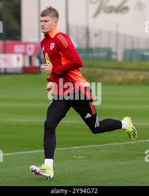 PONTYCLUN, REGNO UNITO. 8 ottobre 2024. Jordan James del Galles durante una sessione di allenamento gallese presso il vale Resort in vista della partita della UEFA Nations League 2025 contro l'Islanda allo stadio Laugardalsvöllur l'11 ottobre. (PIC di John Smith/FAW) credito: Football Association of Wales/Alamy Live News Foto Stock