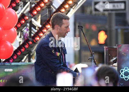 Chris Martin - i Coldplay si esibiscono al "Today" Show della NBC al Rockefeller Center di New York, NY l'8 ottobre 2024. (Foto di Efren Landaos/Sipa USA) Foto Stock